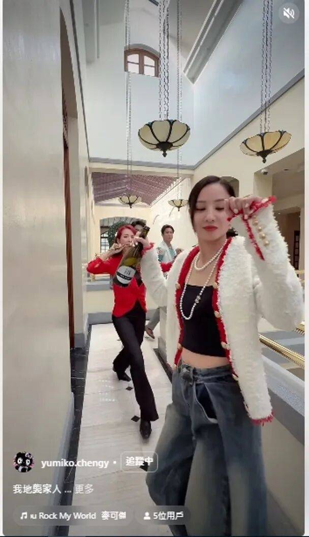 《风华背后》煞科红星打成一片 汪明荃开香槟庆祝