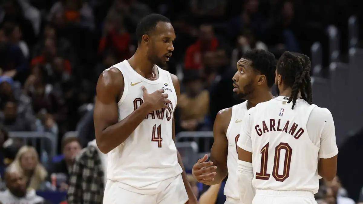 豪掷1.6亿奢侈税，11战8败主场被嘘！NBA最贵球队为何突然崩盘？